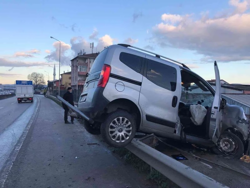 Bariyerlere çarpan hafif ticari araç duvarda asılı kaldı
