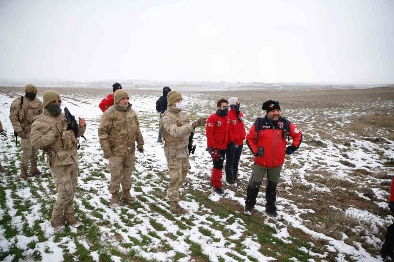 Kayıp vatandaş için 6 kilometrelik alan tarandı
