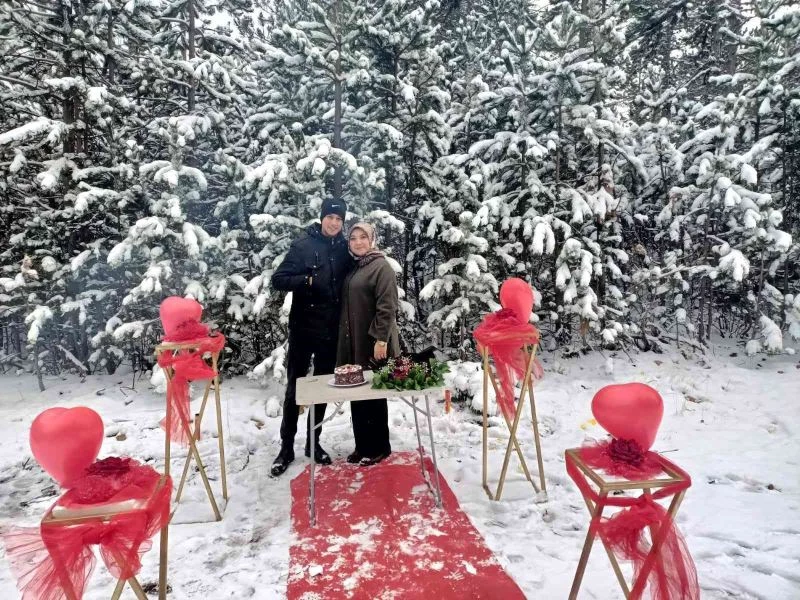 Ulus dağında kar üstünde doğum günü kutlaması
