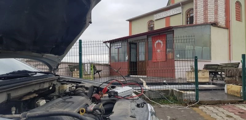 Elektrik kesintisi sonrası imamdan ezan okumak için ilginç çözüm
