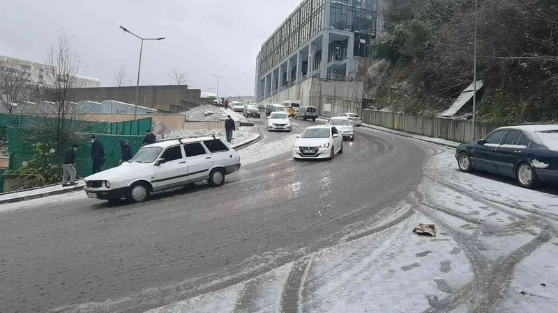 Yoğun kar yağışı karayollarında etkili oldu
