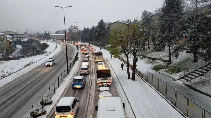 Kar yağışı trafikte aksamalara neden oldu, bir araç su kanalına düştü
