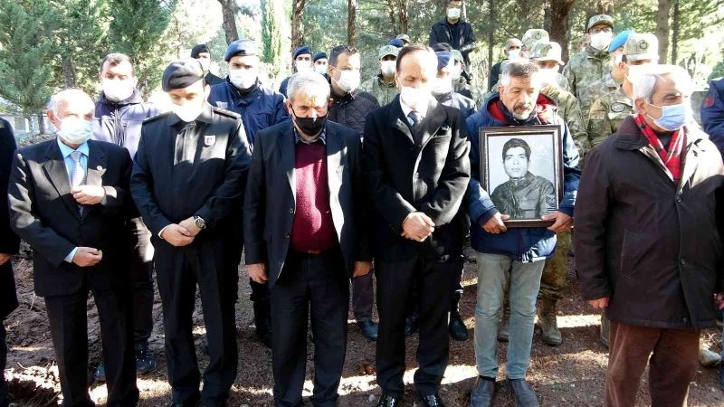 Emekli asker vasiyet etti, defnedildikten 3 gün sonra tören düzenlendi
