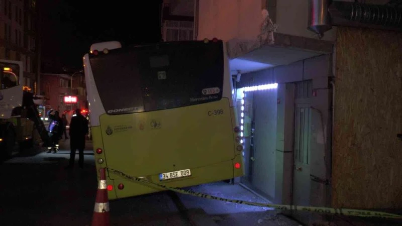 Pendik’te İETT otobüsü kaldırımla evin balkonu arasına sıkıştı
