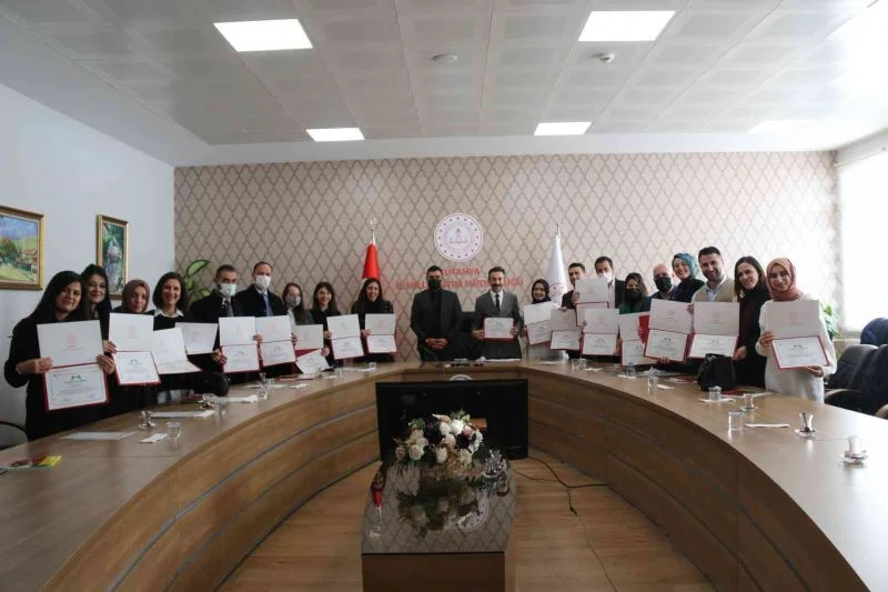 Kütahya’da ’Orman Okulu Lideri Eğitici Eğitimi’ne katılan öğretmenlere sertifika
