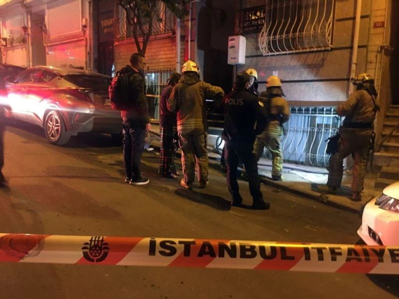 Şişli’de 5 katlı binanın bodrum katındaki dairede yangın
