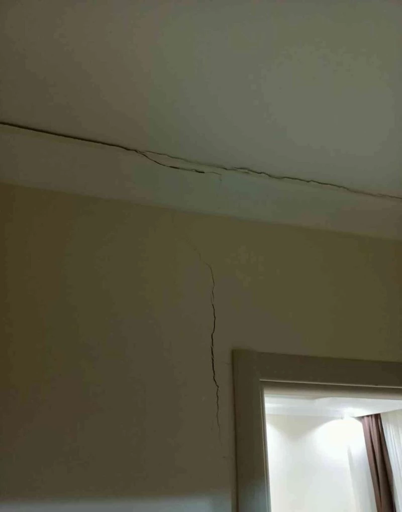 Esenyurt’ta 4 katlı bina bahçe katındaki çatlaklar nedeniyle boşaltıldı
