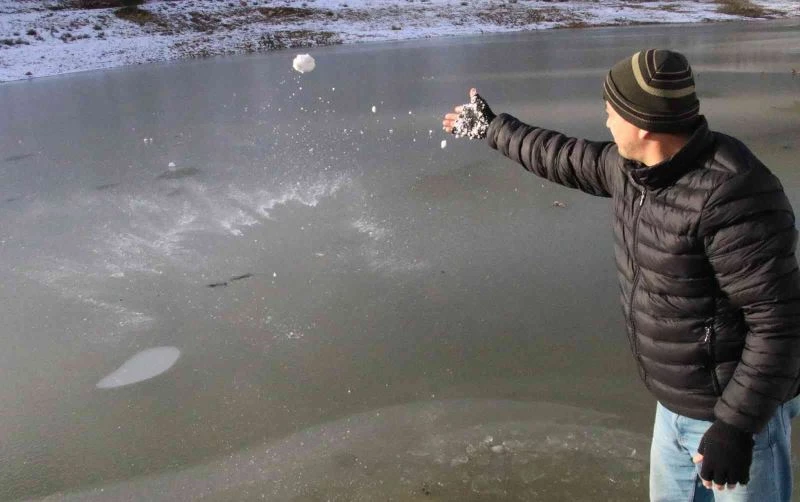 Mersin’de sulama göleti dondu, ağaçlarda buz sarkıtı oluştu
