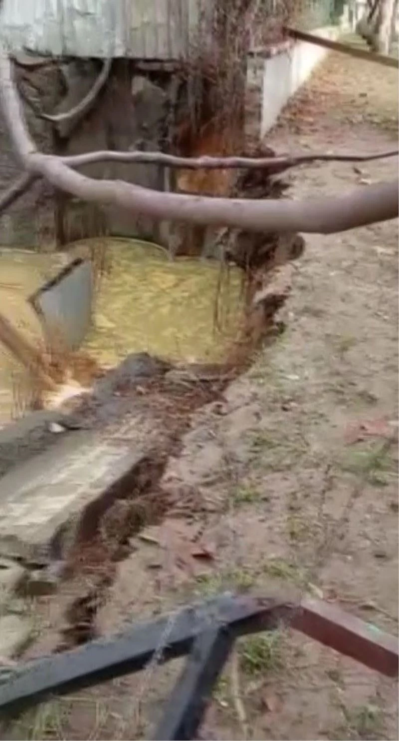 Kartal’da istinat duvarı çöktü, çocuk parkının toprağı inşaata kaydı
