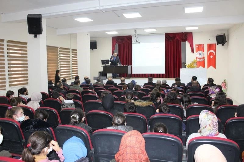 Kahta’da ‘Öğrenme ve Öğrenme Süreçleri’ konferansı düzenlendi
