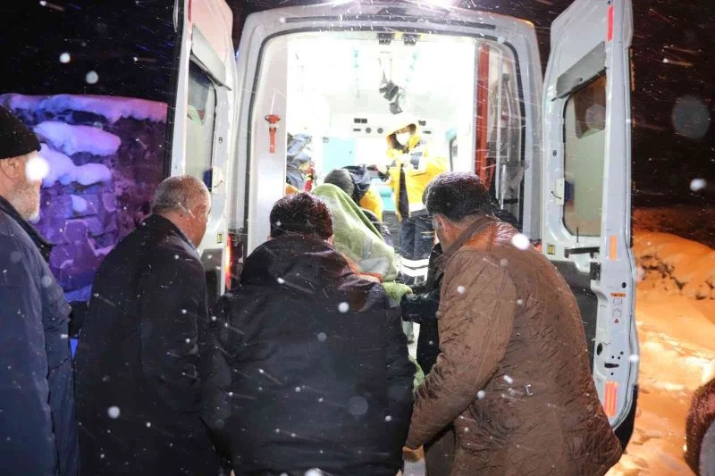 Ağrı’da ulaşıma kapanan köyde hastalanan 92 yaşındaki yaşlı adam için ekipler seferber oldu
