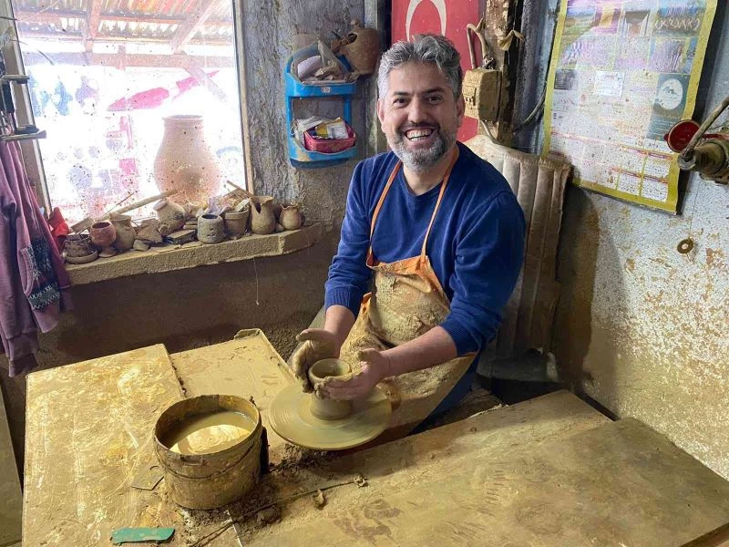 Belediye başkanı kolları sıvadı, çömlek tezgahına geçti
