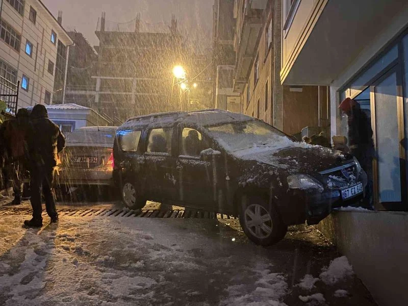 Otomobil çarpmanın etkisiyle apartmanın önüne düştü
