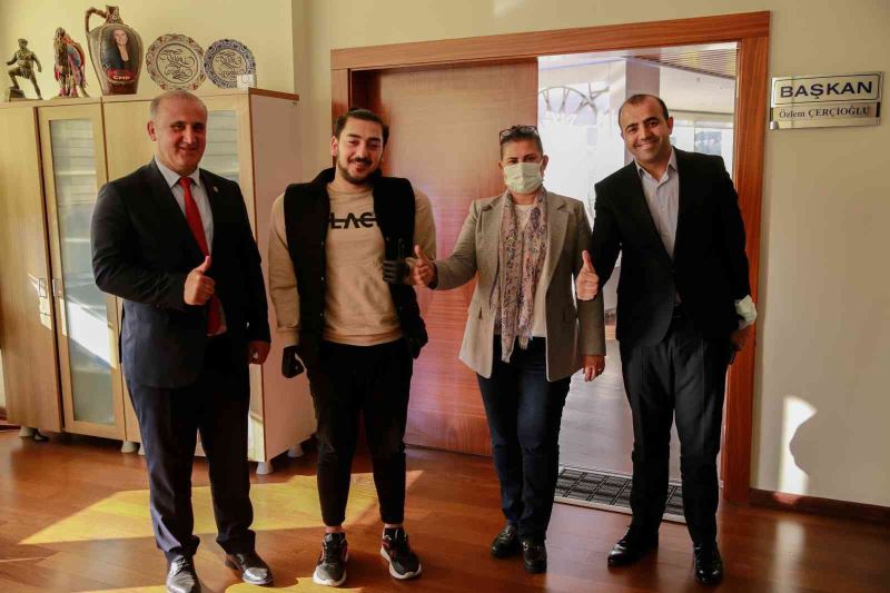 Biyonik kollarının mutluluğunu Başkan Çerçioğlu ile paylaştı
