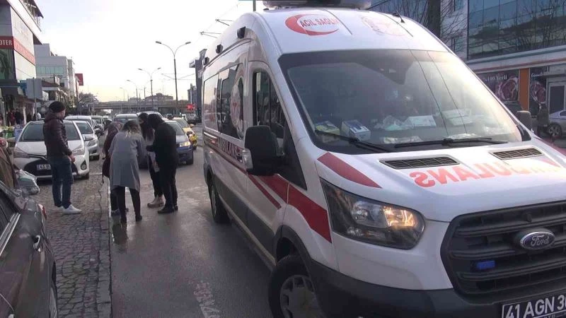 Karşıdan karşıya geçerken otomobil çarptı
