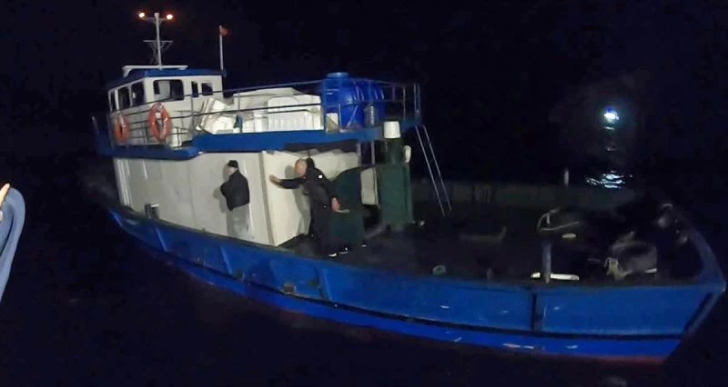 Çanakkale açıklarında 143 düzensiz göçmen ve 6 kaçakçı yakalandı
