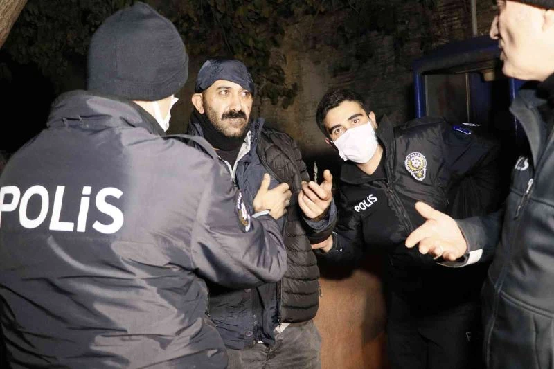 Dini nikahlı karısını otele başkasıyla girdiğini görünce bıçaklayarak ağır yaraladı
