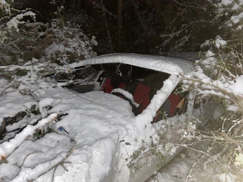 Kayıp olarak aranan şahsın cesedi, uçurumda karın altında bulundu
