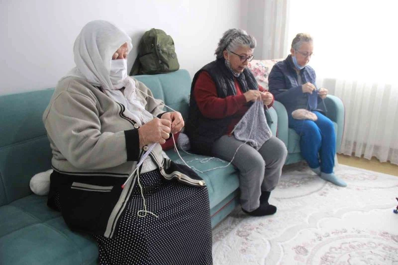 Anneler, örgü şişlerini doğudaki çocuklar için eline aldı
