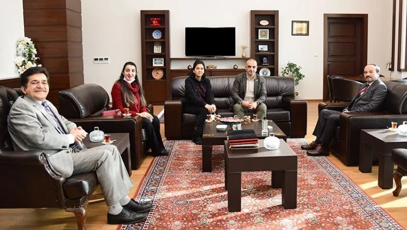 Mümtaz Turhan Anadolu Lisesine jest
