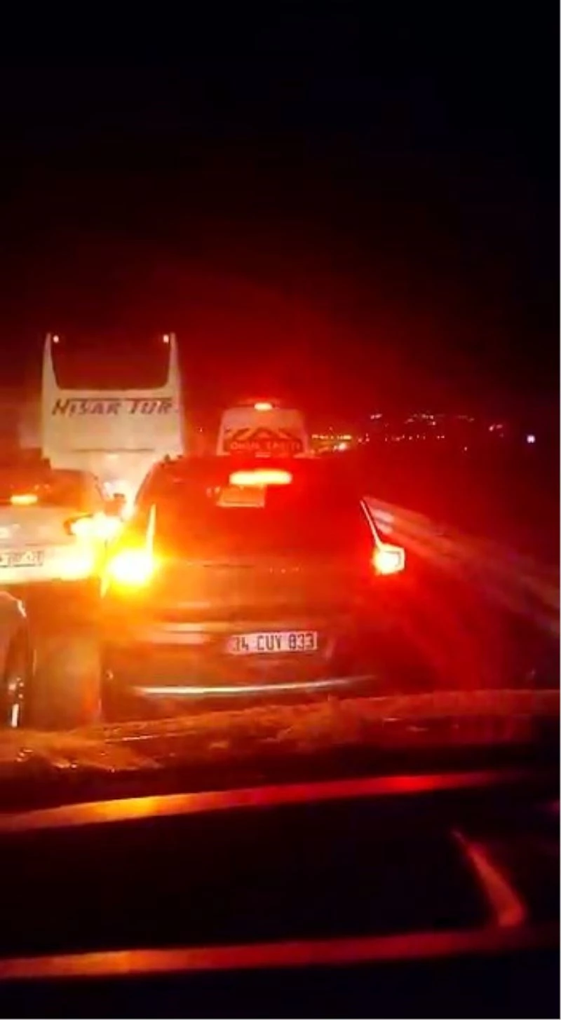 Pendik’te emniyet şeridini kullanan araçlar ambulansa geçit vermedi
