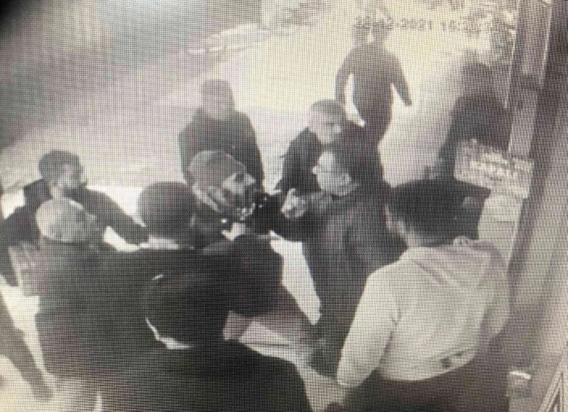 İstediği ilacı vermeyen eczacıya bıçak çekti, o anlar kameraya yansıdı
