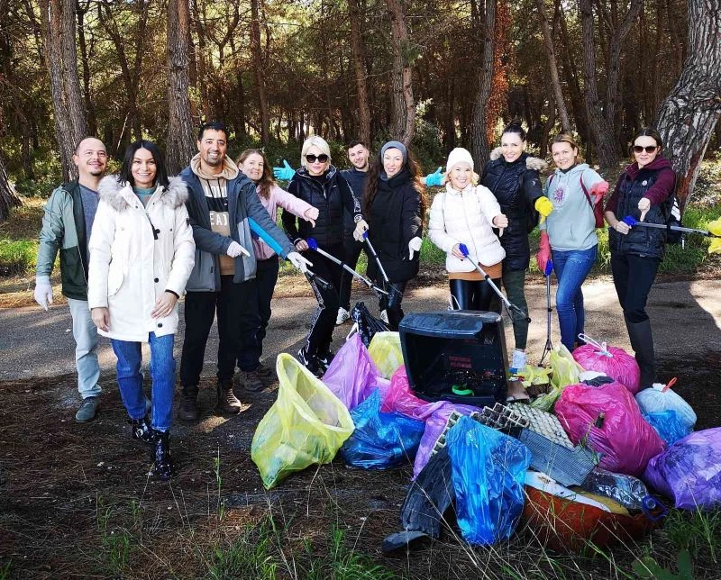 Ormanlık alandaki temizlikte koltuk, televizyon çerçevesi ve poşet içerisinde hayvan parçaları çıktı
