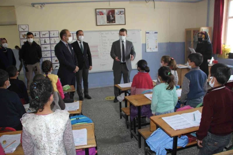 Malazgirt Kaymakamı Demirer, Danışmendgazi İlkokulunu ziyaret etti
