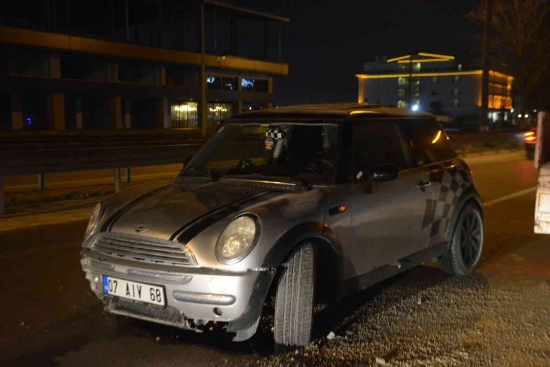 Bariyerlere çarpan otomobil ters yönde durabildi
