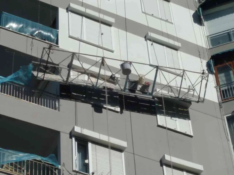 İskelede inşaat işçilerinin ölüm kalım mücadelesi kamerada
