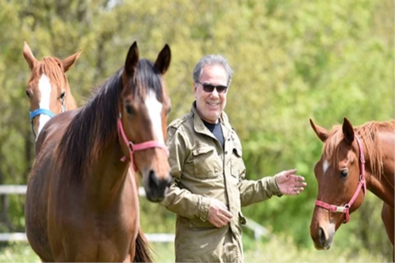 Türk Sanat Müziği’nin usta isimlerinden Faruk Tınaz hayatını kaybetti
