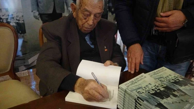 Bir asra beş kala kitap yazıp, imzaladı
