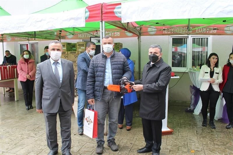 Çiftçilere budama ekipmanları dağıtıldı

