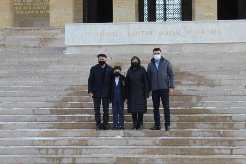 Azerbaycan Vatan Muharebesi’nde şehit olan üsteğmenin ailesinden Anıtkabir’e ziyaret
