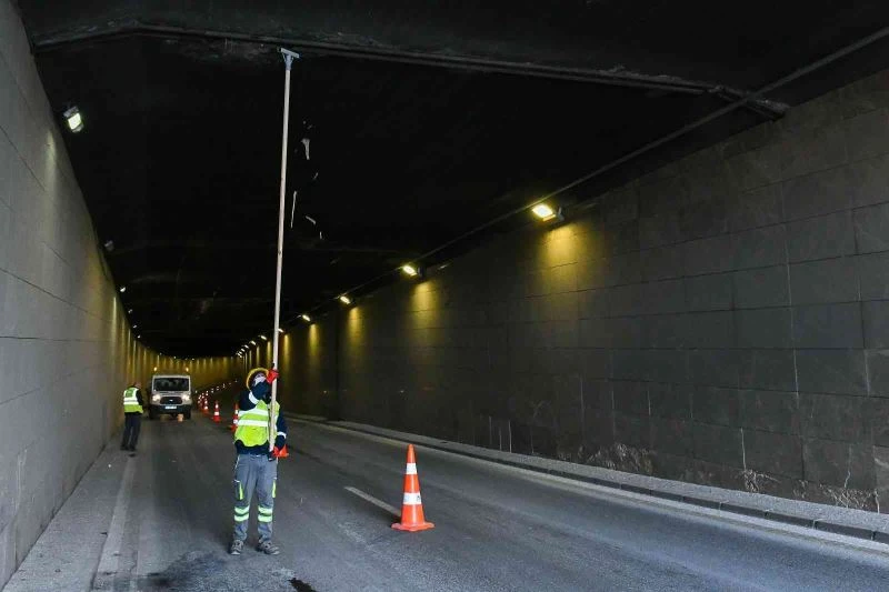 Ankara Büyükşehir ekiplerinin buz sarkıtlarıyla mücadelesi
