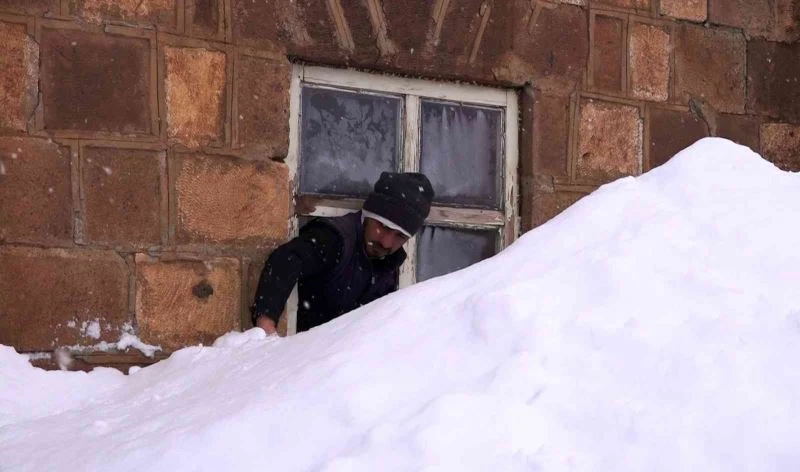 Muş’ta kar kalınlığının 1,5 metreye ulaştığı köyde kardan tüneller oluştu
