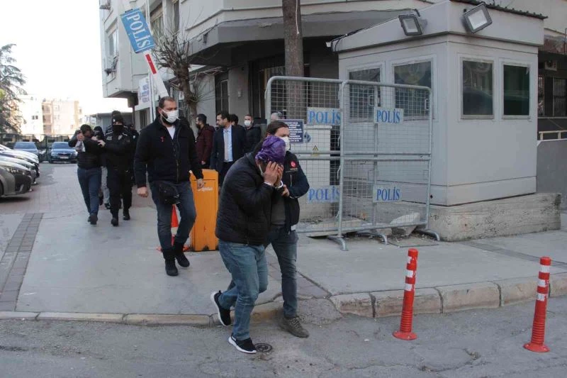 Adliyeye sevk edilen ’torbacı’ yüzünü ’torba’ ile kapattı
