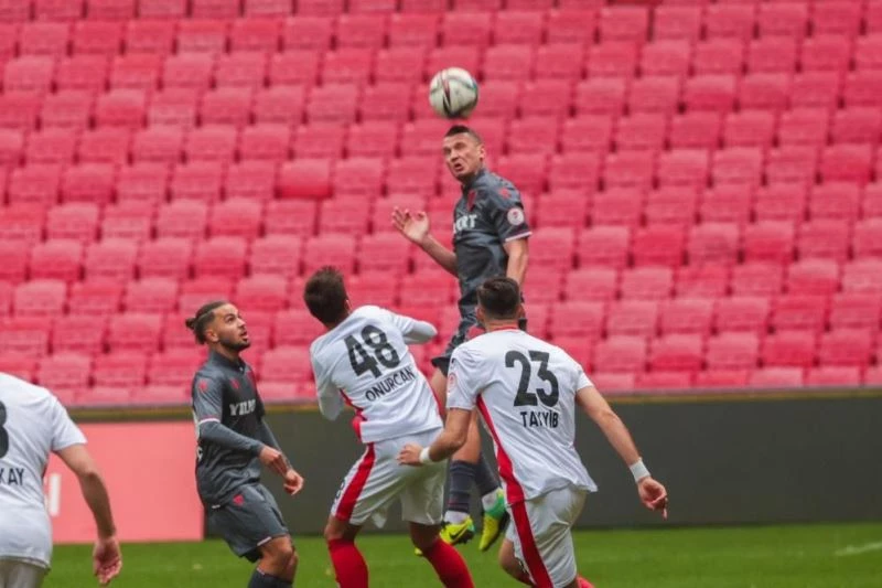 Samsunspor’da devre bitmeden 3 futbolcu takımdan gönderildi