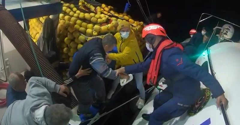 Balıkçı teknesinde rahatsızlanan vatandaşın yardımına sahil güvenlik ekipleri yetişti
