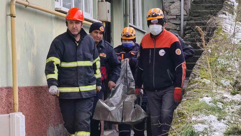 Yanan evin enkazındaki cesede 16 saat sonra ulaşıldı
