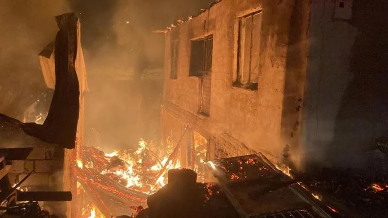 Evde çıkan ve ahıra sıçrayan yangında 11 hayvan telef oldu
