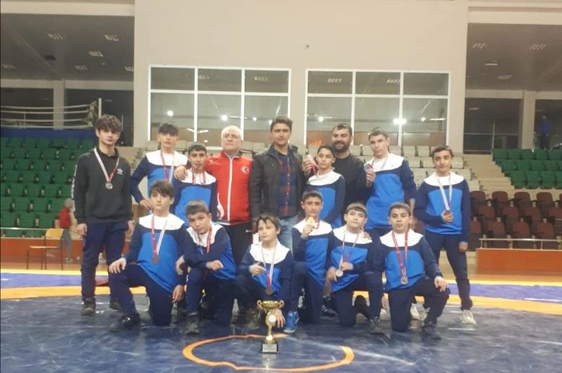 ASP güreşçileri madalyaları topladı
