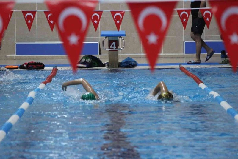 Su korkusu ile başladığı yüzmede milli takımı hedefliyor
