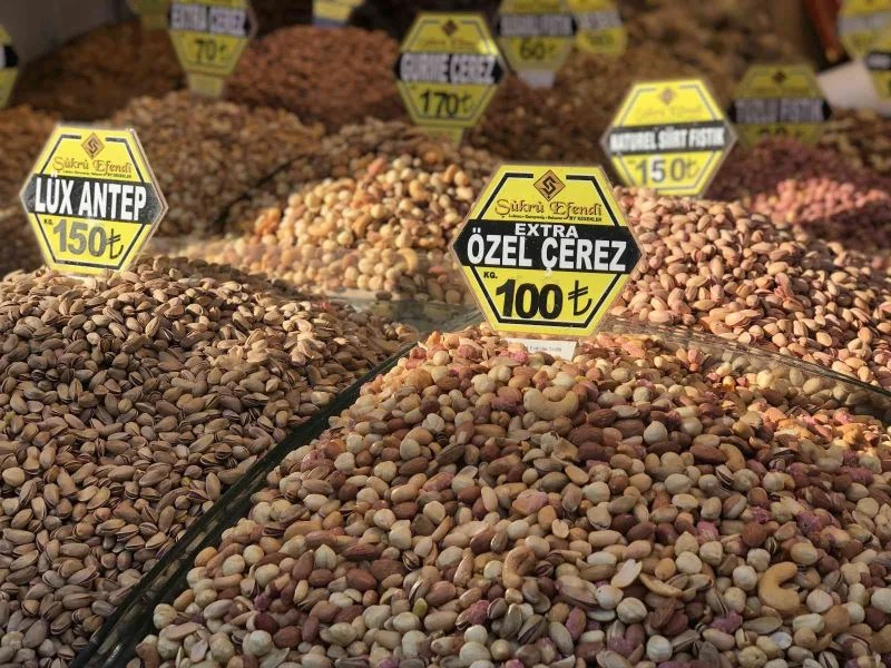 Eminönü’nde yılbaşı öncesi kuruyemişler tezgahları süslüyor
