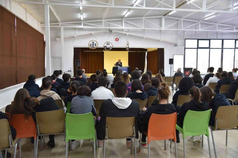 Vali Karadeniz öğrencilerle söyleşiye katıldı
