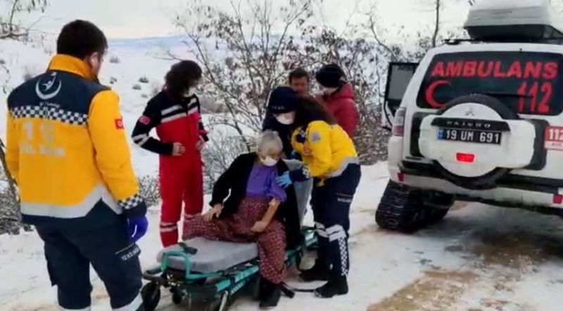 Köyde mahsur kalan hastaların imdadına paletli ambulansla yetiştiler
