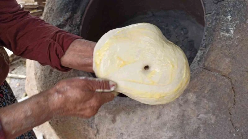 Geçmişten günümüze aktarılan tandırlarda ekmek pişirme kültürü devam ediyor
