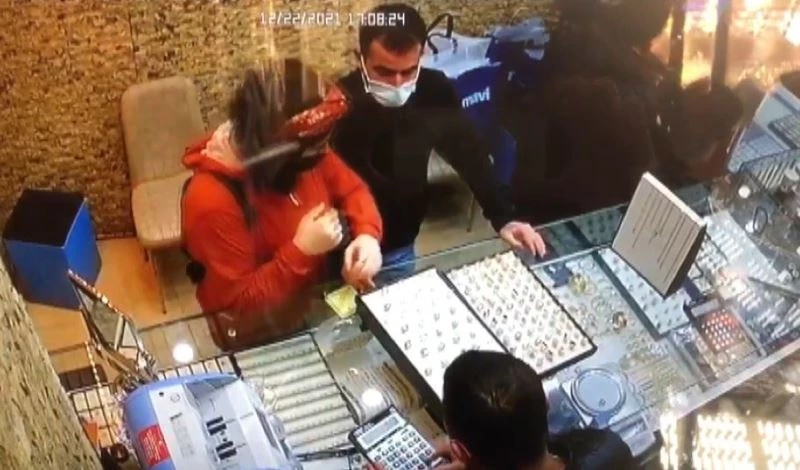 Kuyumcuda hırsızlık anı kamerada
