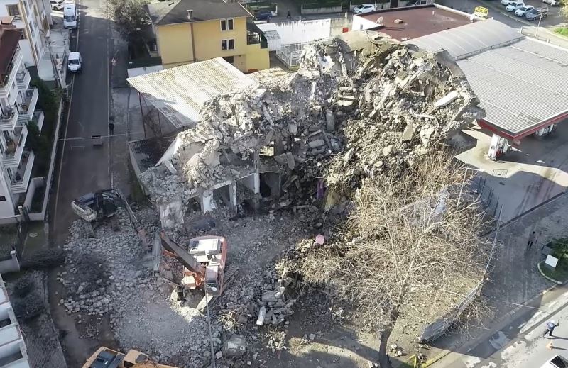 1999 Marmara depreminden kalan izler silinmeye devam ediyor
