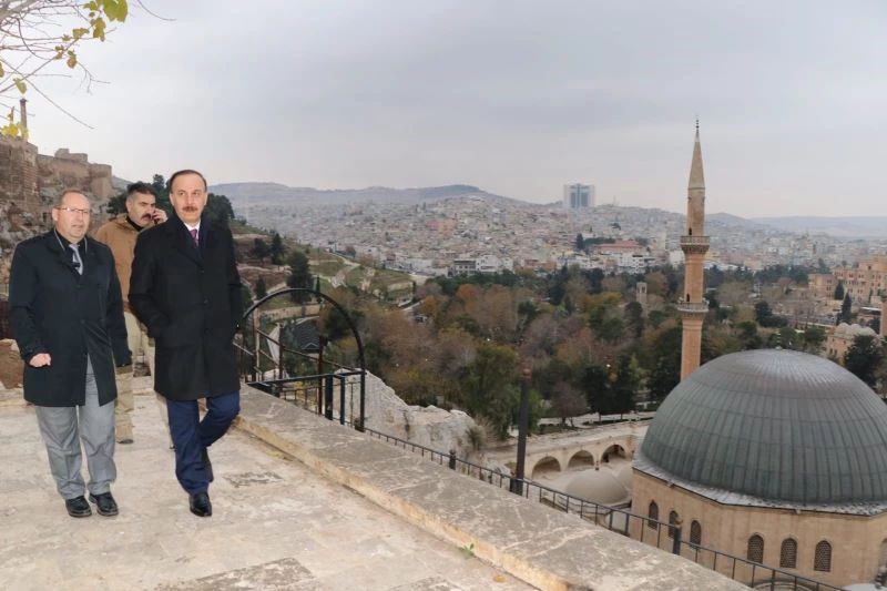 Vali Erin, kale çevresinde inceleme yaptı
